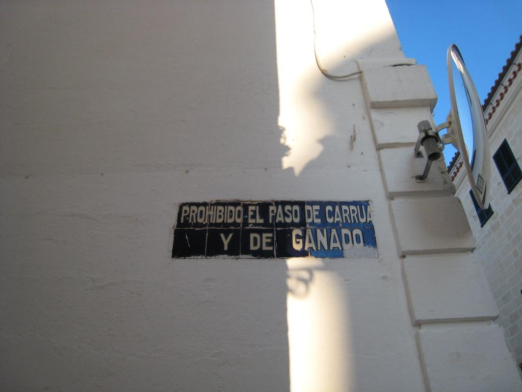 Prohibido el paso de carruajes y de ganado